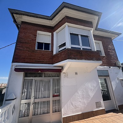 Chalet independiente con jardin, garaje, terraza y dos locales comerciales.