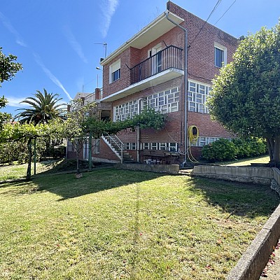 Chalet independiente con jardin, garaje, terraza y dos locales comerciales.
