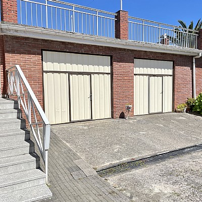 Chalet independiente con jardin, garaje, terraza y dos locales comerciales.