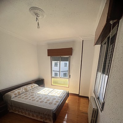 Chalet independiente con jardin, garaje, terraza y dos locales comerciales.