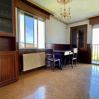 Chalet independiente con jardin, garaje, terraza y dos locales comerciales.