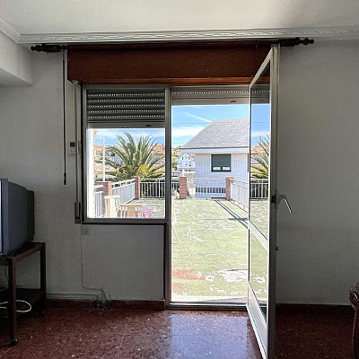 Chalet independiente con jardin, garaje, terraza y dos locales comerciales.