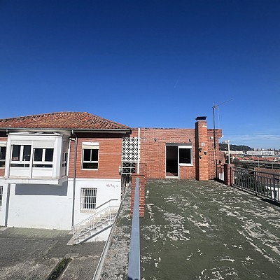 Chalet independiente con jardin, garaje, terraza y dos locales comerciales.