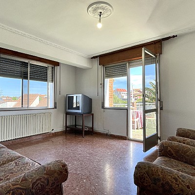 Chalet independiente con jardin, garaje, terraza y dos locales comerciales.