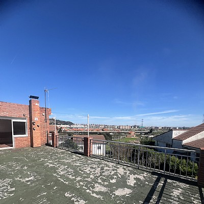 Chalet independiente con jardin, garaje, terraza y dos locales comerciales.
