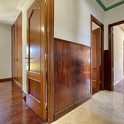 Chalet independiente con jardin, garaje, terraza y dos locales comerciales.