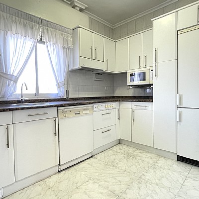 Chalet independiente con jardin, garaje, terraza y dos locales comerciales.