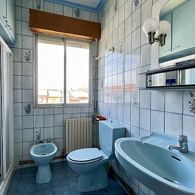 Chalet independiente con jardin, garaje, terraza y dos locales comerciales.