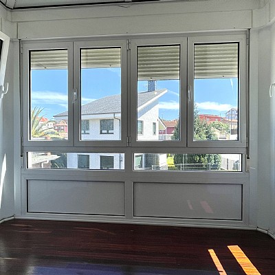 Chalet independiente con jardin, garaje, terraza y dos locales comerciales.