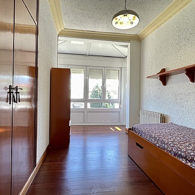 Chalet independiente con jardin, garaje, terraza y dos locales comerciales.