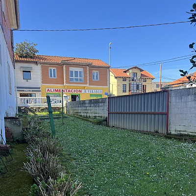 Chalet independiente con jardin, garaje, terraza y dos locales comerciales.
