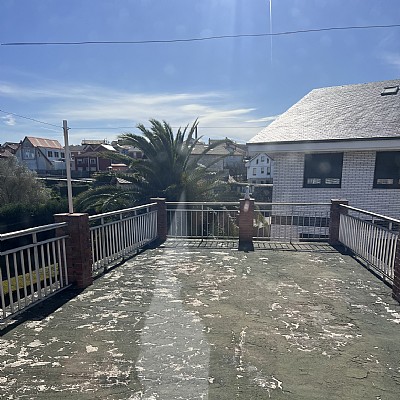 Chalet independiente con jardin, garaje, terraza y dos locales comerciales.