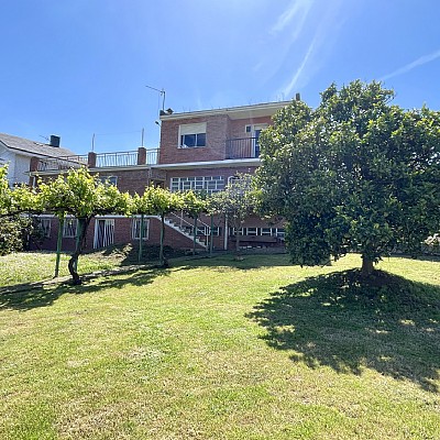 Chalet independiente con jardin, garaje, terraza y dos locales comerciales.