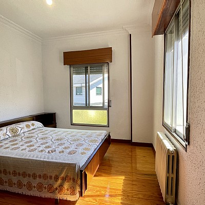 Chalet independiente con jardin, garaje, terraza y dos locales comerciales.