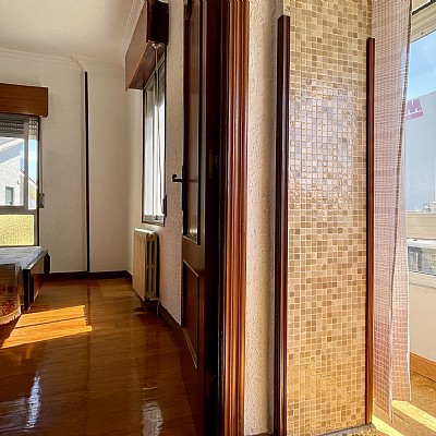 Chalet independiente con jardin, garaje, terraza y dos locales comerciales.