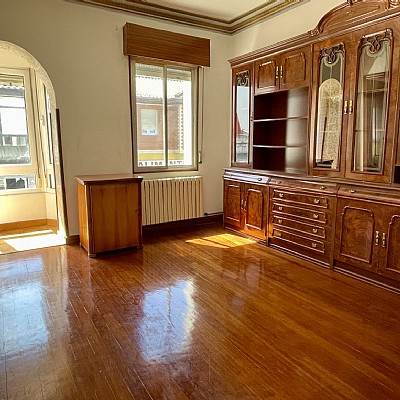 Chalet independiente con jardin, garaje, terraza y dos locales comerciales.