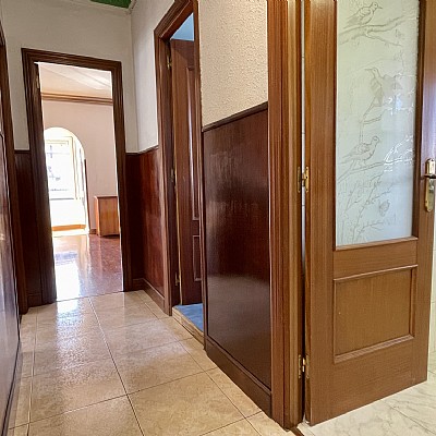 Chalet independiente con jardin, garaje, terraza y dos locales comerciales.