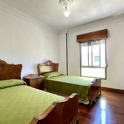 Chalet independiente con jardin, garaje, terraza y dos locales comerciales.