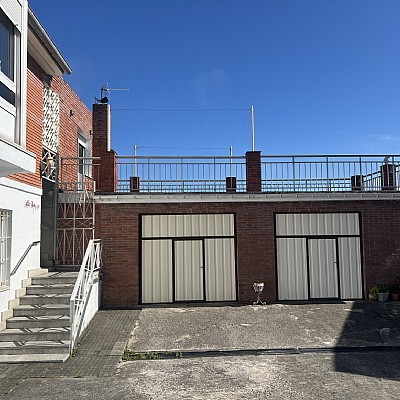 Chalet independiente con jardin, garaje, terraza y dos locales comerciales.