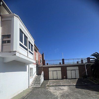 Chalet independiente con jardin, garaje, terraza y dos locales comerciales.