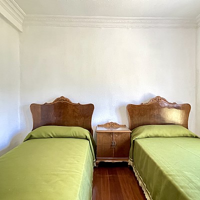 Chalet independiente con jardin, garaje, terraza y dos locales comerciales.