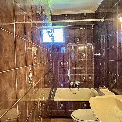 Chalet independiente con jardin, garaje, terraza y dos locales comerciales.
