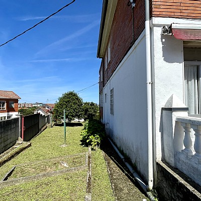 Chalet independiente con jardin, garaje, terraza y dos locales comerciales.