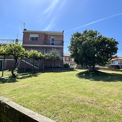 Chalet independiente con jardin, garaje, terraza y dos locales comerciales.