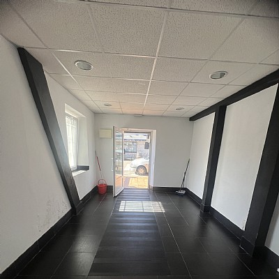 Chalet independiente con jardin, garaje, terraza y dos locales comerciales.