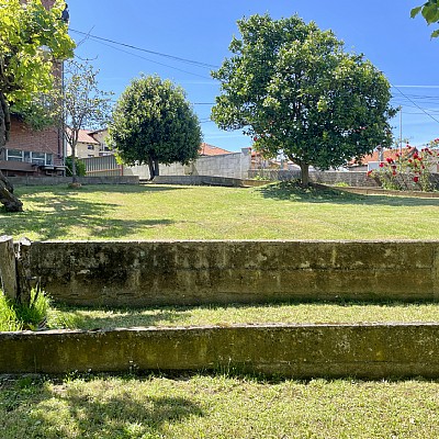 Chalet independiente con jardin, garaje, terraza y dos locales comerciales.