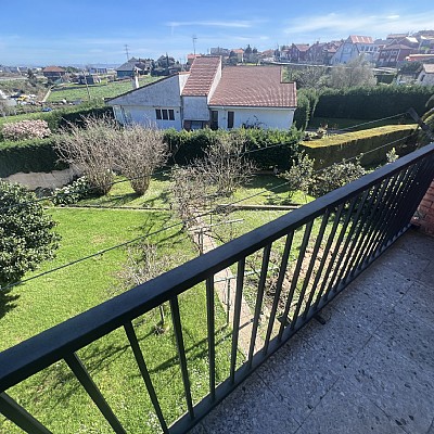 Chalet independiente con jardin, garaje, terraza y dos locales comerciales.