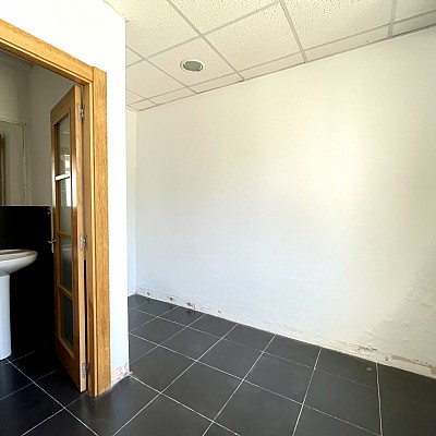 Chalet independiente con jardin, garaje, terraza y dos locales comerciales.