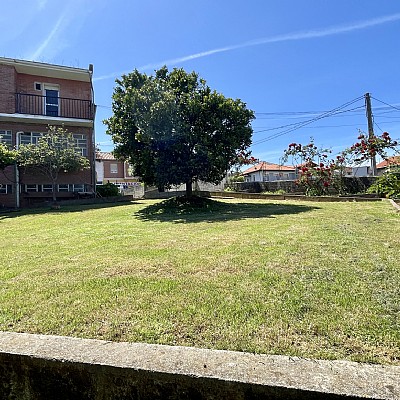 Chalet independiente con jardin, garaje, terraza y dos locales comerciales.