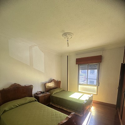 Chalet independiente con jardin, garaje, terraza y dos locales comerciales.