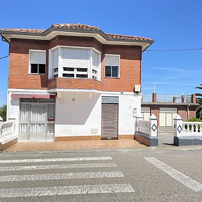 Chalet independiente con jardin, garaje, terraza y dos locales comerciales.