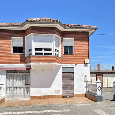 Chalet independiente con jardin, garaje, terraza y dos locales comerciales.
