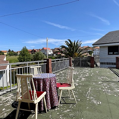 Chalet independiente con jardin, garaje, terraza y dos locales comerciales.