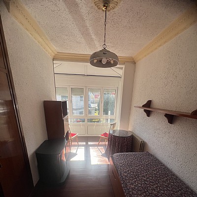 Chalet independiente con jardin, garaje, terraza y dos locales comerciales.