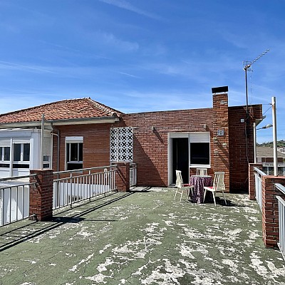 Chalet independiente con jardin, garaje, terraza y dos locales comerciales.