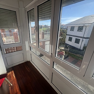 Chalet independiente con jardin, garaje, terraza y dos locales comerciales.