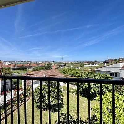 Chalet independiente con jardin, garaje, terraza y dos locales comerciales.