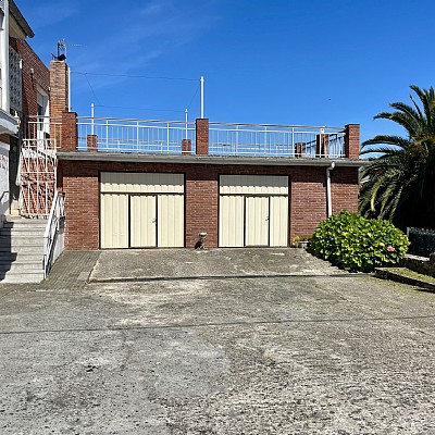 Chalet independiente con jardin, garaje, terraza y dos locales comerciales.