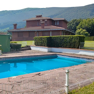 Chalet independiente con piscina privada en Islares