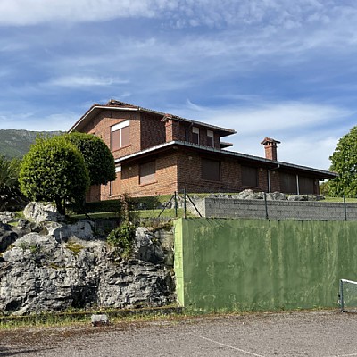 Chalet independiente con piscina privada en Islares