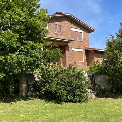 Chalet independiente con piscina privada en Islares