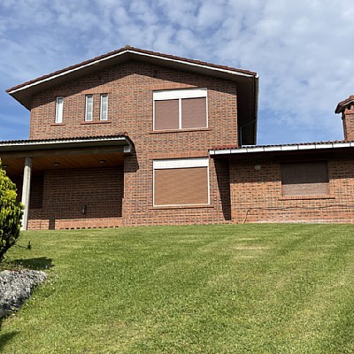 Chalet independiente con piscina privada en Islares