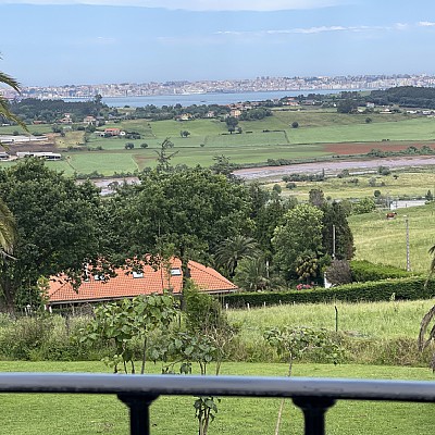 Chalet independiente con una parcela de 5000 metros, y unas impresionantes vistas a la bahia de Santander