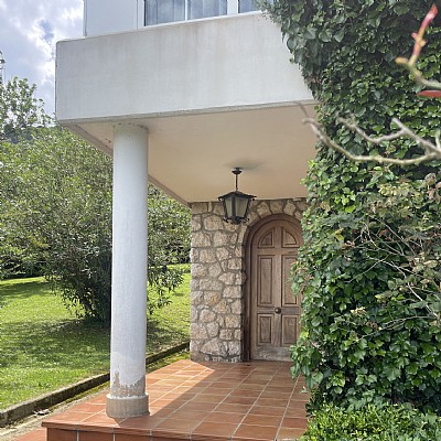 Chalet independiente con una parcela de 5000 metros, y unas impresionantes vistas a la bahia de Santander