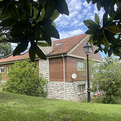 Chalet independiente con una parcela de 5000 metros, y unas impresionantes vistas a la bahia de Santander