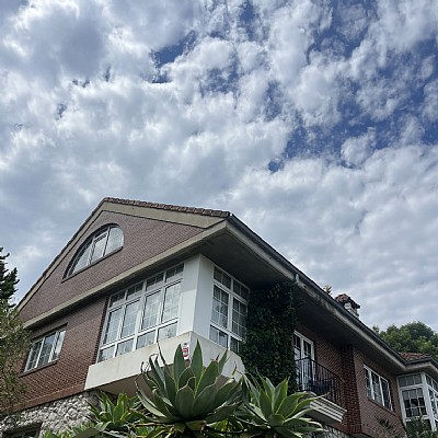 Chalet independiente con una parcela de 5000 metros, y unas impresionantes vistas a la bahia de Santander